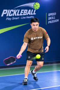 Người chơi Pickleball luyện tập tại sân trong nhà, minh họa lợi ích của massage cổ vai gáy giúp thư giãn và phục hồi sau vận động tại Massage Tân Hoàng Gia Quy Nhơn.